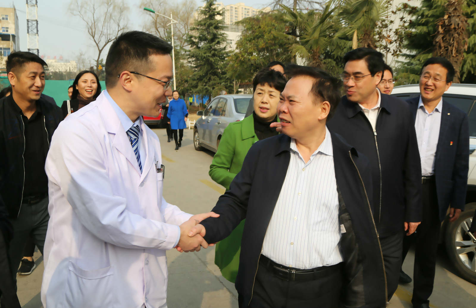 刘南昌书记到三门峡市中心医院检查指导工作，与返乡留美博士后党亚龙交谈“很高兴你能回来服务三门峡社会，为百姓造福”_meitu_1_meitu_3.jpg